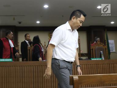 Terdakwa dugaan suap pengadaan satelit monitoring Bakamla, Fayakhun Andriadi usai menjalani sidang tuntutan di Pengadilan Tipikor, Jakarta, Rabu (21/11). Fayakhun divonis bersalah dan dihukum delapan tahun penjara. (Liputan6.com/Helmi Fithriansyah)