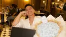 Lawan main Natasha Wilona di sinetron Anak Band ini mendapatkan buket bunga besar dari orang tersayang. Wajah sumringah Farhan sangat menjelaskan bahwa ia sangat bahagia di momen ulang tahunnya ini. Namanya kini semakin bersinar, kehidupan bintang film Di Bawah Umur ini dikulik publik. Menginjak usia baru, pesonanya aktor muda kelahiran 2001 ini semakin terpancar. (Liputan6.com/IG/@farhanrasyidd)