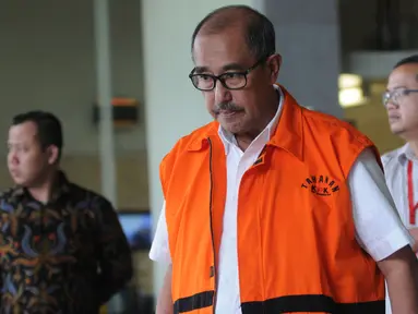 Bupati nonaktif Bandung Barat, Abubakar seusai menjalani pemeriksaan di Gedung KPK, Jakarta, Jumat (3/8). Berkas perkara Abubakar terkait dugaan suap kepentingan pilkada di Bandung Barat dinyatakan telah lengkap atau P21. (Merdeka.com/Dwi Narwoko)