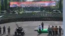 Presiden Jokowi berdiri di hadapan 3.500 pasukan Kostrad saat upcara di Lapangan Hitam Madivif 1 Kostrad, Cilodong, Jawa Barat, Rabu (16/11). Presiden Jokowi menyatakan kebanggaannya untuk dapat berdiri di depan mereka. (Biro Pres Kepresidenan)