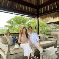 Pakai baju serasi tampaknya jadi bahasa cinta Enzy Storia dan Molen Kasetra saat honeymoon. [Foto: IG/enzystoria].