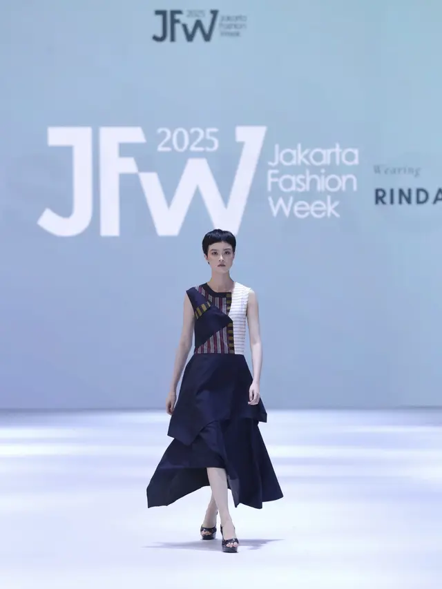 Parade Kain Nusantara di Opening Show Jakarta Fashion Week 2025