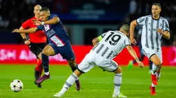 Pemain Paris Saint-Germain (PSG) Kylian Mbappe (kiri) berebut bola dengan pemain Juventus Leonardo Bonucci pada pertandingan sepak bola Grup H Liga Champions di Stadion Parc des Princes, Paris, Prancis, 6 September 2022. PSG mengalahkan Juventus dengan skor 2-1. (AP Photo/Thibault Camus)