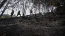 Relawan memadamkan api di Taman Nasional Bromo Tengger Semeru dekat Gunung Bromo di Pasuruan, Jawa Timur, Senin, 10 Agustus 2026. (AFP/ Juni Kriswanto)