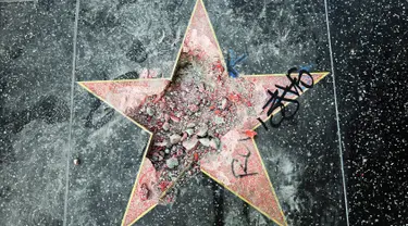 Bintang di Walk of Fame Hollywood atas nama Presiden Amerika Serikat (AS) Donald Trump yang rusak di Los Angeles, Rabu (25/7).  Perusakan Hollywood Walk of Fame Donald Trump itu dilakukan seorang pria menggunakan kapak dalam aksinya. (AP/Reed Saxon)