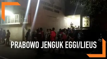 Prabowo dilarang menjenguk Eggi Sudjana dan Lieus Sungkharisma karena alasan jam jenguk yang sudah lewat.