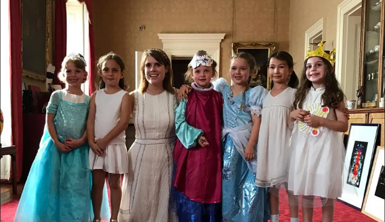 Ia pun membawa nenek, ayah dan lima temannya untuk bertemu dengan Puteri Eugine. (instagram/victoriabeckham)