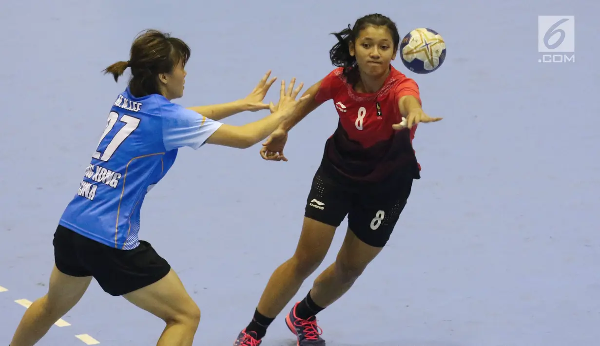 Pemain bola tangan putri Indonesia, Anisa Yulianti (kanan) menghindari kawalan Lee Man Nga (Hong Kong) pada kualifikasi posisi 7-8 Bola Tangan Putri Asian Games 2018 di Jakarta, Rabu (29/8). Indonesia menyerah 16-30. (Liputan6.com/Helmi Fithriansyah)