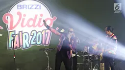 Penampilan Grup band Nidji dalam acara BRIZZI Vidio Fair 2017 di The Space Senayan City, Jakarta Pusat, Sabtu (9/12). Aksi panggung Nidji tersebut menjadi rangkaian akhir tahun terakhir Giring Nidji. (Liputan6.com/Herman Zakharia)