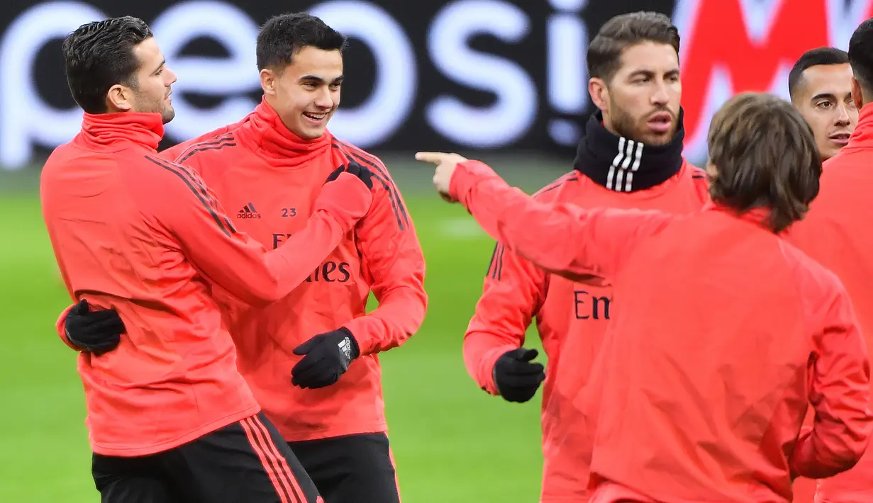 Pemain Real Madrid saat latihan jelang laga Liga Champions 2019 di Johan Cruijff Arena, Selasa (12/2). Real Madrid akan berhadapan dengan Ajax Amsterdam. (AFP/Emmanuel Dunand)