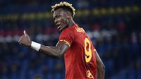 Tammy Abraham - Pemain jebolan akademi Chelsea ini terpaksa meninggalkan Stamford Bridge dan bergabung dengan AS Roma usai The Blues memulangkan Romelu Lukaku. Di klub Serie A itu sang pemain menjelma menjadi striker ganas dengan torehan 18 gol. (AFP/Filippo Monteforte)