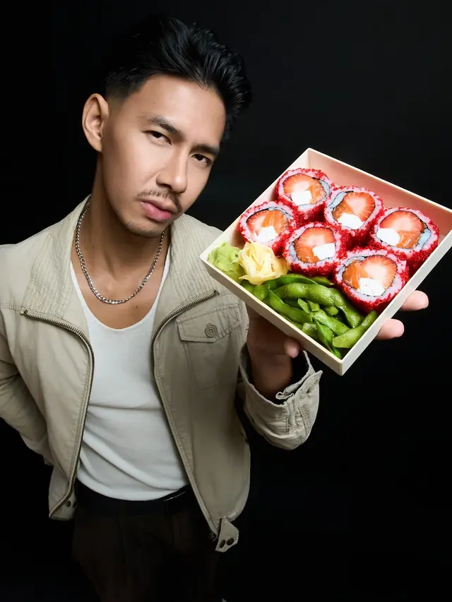 Sushi Bertemu Stroberi dan Mangga, Kolaborasi Chalton Ciptadi & Sushi Hiro Hadirkan Sushi Jumbo Bertema Buah yang Bikin Penasaran