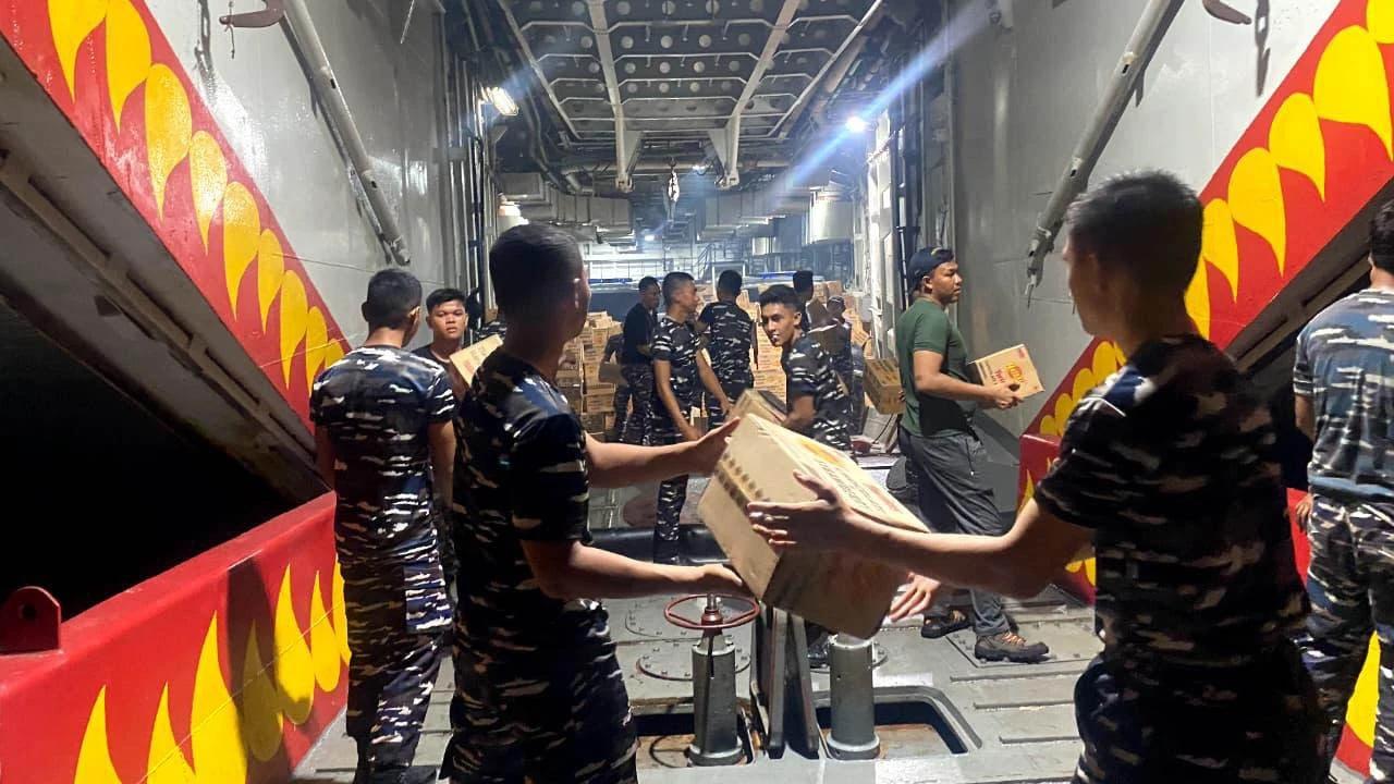 FOTO: Armada TNI AL Percepat Distribusi Bantuan bagi Korban Bencana di Sumatera