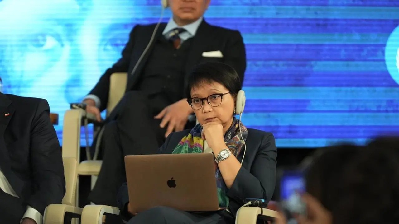 Menteri Luar Negeri RI Retno Marsudi saat menghadiri Roundtable mengenai Hak Asasi Manusia, perdamaian dan keamanan di Kantor PBB, Jenewa, Swiss, pada Selasa (12/12/2023).
