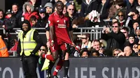 Sadio Mane mencetak gol bagi Liverpool ke gawang Fulham pada lanjutan Liga Inggris di Craven Cottage, Minggu (17/3/2019). (AFP/Glyn Kirk)