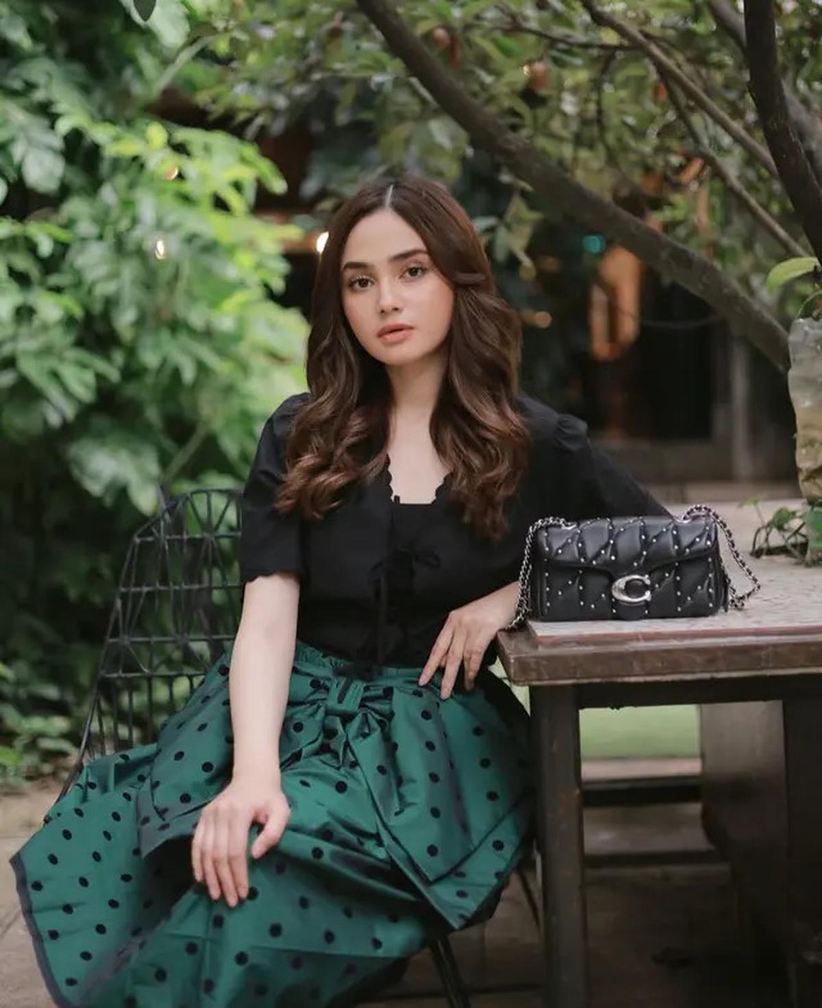 Dari Bernadya hingga Raisa, Begini Cara Tampil Chic dengan Outfit Serba Hitam