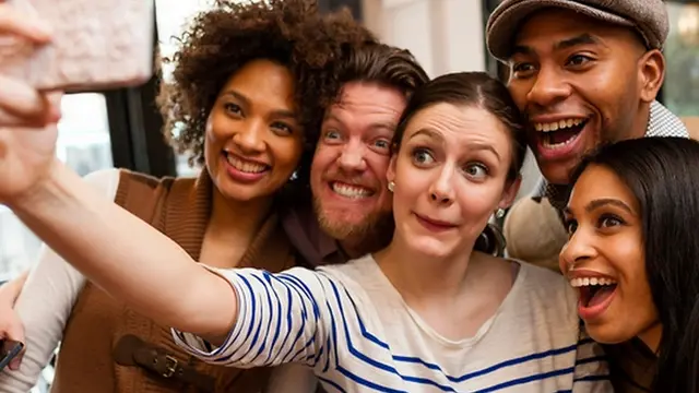 [Bintang] Ilustrasi Selfie