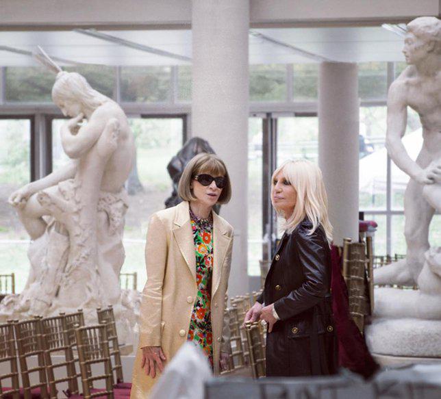 Anna Wintour selaku chairman dan Donatella Versace sebagai sponsor bekerja keras demi event satu ini. &copy; Instagram.com/DonatellaVersace