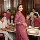 Luna Maya Tampil dengan Busana Muslim bersama keluarga. [@geulis.id]