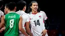 Selebrasi para pemain Timnas voli putra Indonesia, Farhan Halim (kanan) dkk usai mencetak angka saat menghadapi Filipina pada laga kedua putaran pertama SEA V League 2024 di Ninoy Aquino Stadium, Manila, Filipina, Sabtu (17/8/2024). (PNVF/Kimberly Pauig)