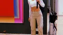 Pevita Pearce juga tak ketinggalan dengan tren celana kargo yang dijodohkannya dengan bralette putih dan bolero warna senada. Gaya sporty chic-nya juga makin kece dengan kacamata hitam dan sneakers. (Foto: Instagram Pevita Pearce)