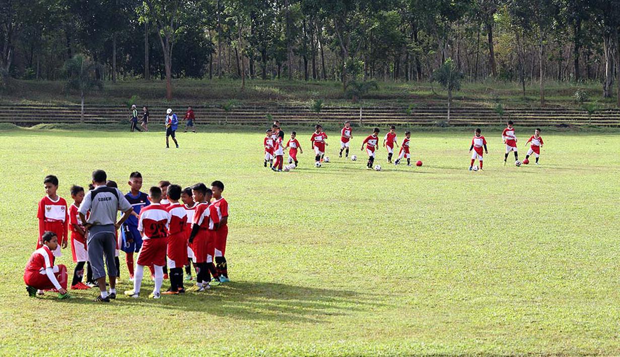 Anak-anak usia yang tergabung dalam Imran Soccer Academy (ISA) berlatih di Lapangan Kampus Trisakti, Ciangsana, Gunung Putri, Bogor. (Bolacom/Arief Bagus)