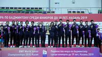 Manajer tim bulutangkis junior Indonesia, Susy Susanti (tengah) menggenggam Piala Suhandinata di Kejuaraan Dunia Bulutangkis Junior 2019 yang digelar di Kazan, Rusia. (Istimewa)