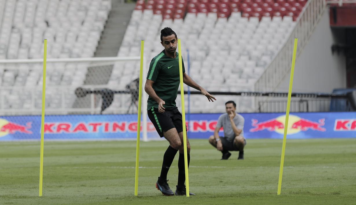Pemain Timnas Indonesia, Otavio Dutra, saat latihan jelang laga kualifikasi Piala Dunia 2022 di SUGBK, Jakarta, Senin (9/9). Indonesia akan berhadapan dengan Thailand. (Bola.com/M Iqbal Ichsan)