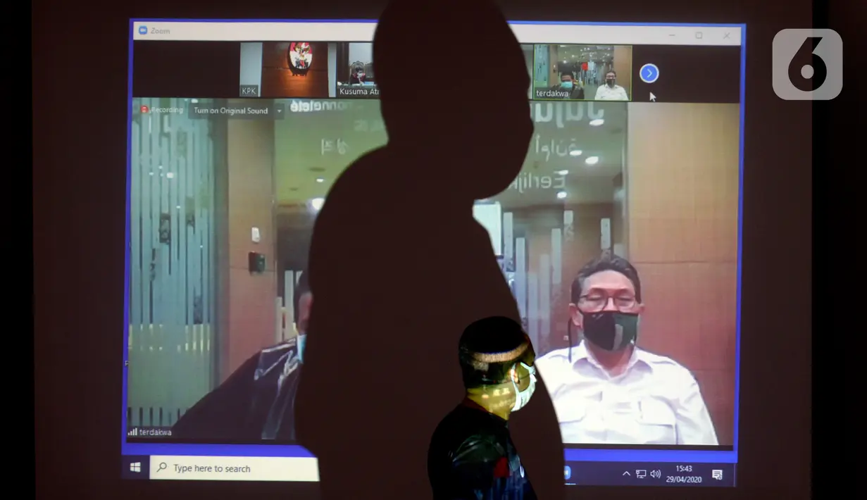 Layar menayangkan terdakwa mantan anggota DPR Sukiman mendengarkan pembacaan putusan dalam sidang secara online di Gedung KPK, Jakarta, Rabu (29/4/2020). Sukiman diduga menerima suap terkait pengurusan dana perimbangan APBN-P 2017 dan APBN 2018 Kabupaten Pegunungan Arfak. (merdeka.com/Dwi Narwoko)