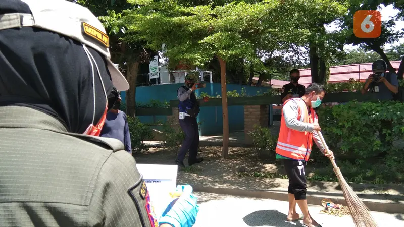 personel Pol PP Palu mengawasi seorang pelanggar protokol kesehatan