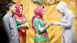 Ibunda  anggota DPRD Sidrap, Idham Masse memasangkan cincin ke jari aktris Shinta Bachir pada prosesi lamaran di Jakarta, Sabtu (8/9). Shinta Bachir resmi dilamar oleh Idham yang juga merupakan politikus Partai Golkar tersebut (Liputan6.com/Faizal Fanani)