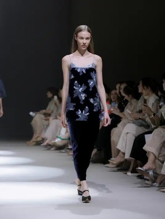 60 tampilan busana laki-laki dan perempuan mengusung garis rancangan yang minimalis. Sapto Djojokartiko memberi penekanan pada siluet yang sederhana dalam rona warna yang tenang. [Foto: Document/FIMELA]