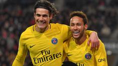 Pemain PSG, Neymar (kanan) dan Edinson Cavani merayakan gol ke gawang Rennes pada laga Ligue 1 Prancis di Roazhon Park, Rennes, (16/12/2017). PSG menang 4-1. (AFP/Loic Venance)