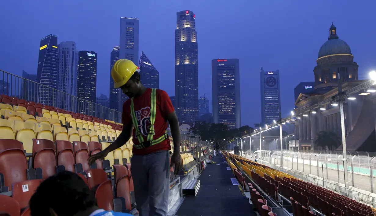 Pekerja mempersiapkan tribun penonton jelang kejuaraan F1 grand prix di Singapura (16/9/2015). Kejuaraan akan berlangsung pada malam hari tanggal 18 september 2015. (REUTERS/Edgar Su)