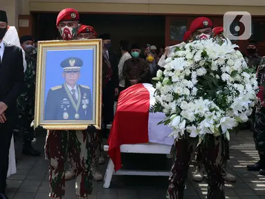 Prajurit TNI bersiap jelang upacara persemayaman mantan KSAD Jenderal TNI (Purn) Pramono Edhie Wibowo di kawasan Puri Cikeas, Kab Bogor, Jabar, Minggu (14/6/2020). Pramono Edhie Wibowo wafat di usia 65 tahun dan akan dimakamkan secara militer di TMPN Kalibata. (Liputan6.com/Helmi Fithriansyah)