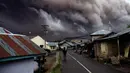  Warga beraktivitas di dekat kawasan Gunung Sinabung yang kembali mengalami erupsi, Karo, Sumatera Utara (1/11). Gunung Sinabung kembali mengalami erupsi. Luncuran awan panas beserta material vulkaniknya mencapai 1.000 meter. (AFP Photo/Satar Ginting)