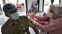 Paramedis memberikan vaksin booster saat pelaksanaan vaksinasi serentak Pemkot Depok di Kantor Kecamatan Cinere, Depok, Senin (18/4/20222). Gebyar vaksinasi booster secara massal ini bertujuan memberikan kemudahan bagi warga sebelum melakukan perjalanan mudik lebaran 2022. (merdeka.com/Arie Basuki)