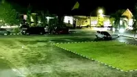 Tangkapan layar video viral mobil bergerak sendiri di Polres Pinrang (Liputan6.com/Fauzan)