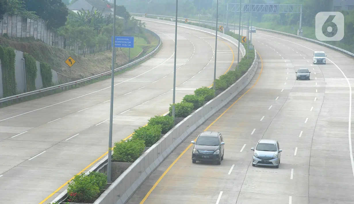Sejumlah kendaraan melintasi tol Limo Utama  pada ruas Jalan Tol Serpong-Cinere Seksi 2 Pamulang-Cinere di Limo, Depok, Jumat (22/12/2023). (merdeka.com/Arie Basuki)