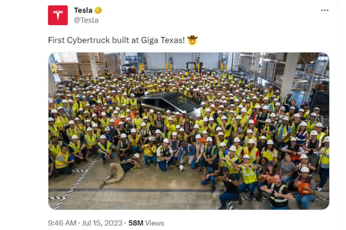 Tesla Cybertruck keluar dari jalur produksi di pabrik Tesla di Austin, Texas