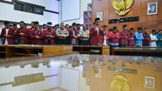 Mahasiswa dari berbagai perguruan tinggi bersama anggota kepolisian melaksanakan salat gaib di Gedung Dewan Perwakilan Rakyat Aceh (DPRA), Jumat (27/9/2019). Doa dan salat gaib itu untuk 2 mahasiswa Universitas Halu Oleo Kendari yang tewas saat demo, Randi dan Yusuf. (CHAIDEER MAHYUDDIN/AFP)