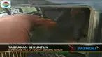Seorang sopir mobil pick-up terjepit di ruang kemudi lantaran mobilnya hancur akibat tabrakan beruntun.