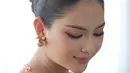 Ini adalah detail makeup Jessica Mila. Wajah sahabat Enzy Storia ini dipoles oleh MUA ternama Franky Wu. Konsep makeup natural Jessica Mila di acara Mambosuri ini semakin pancarkan pesonanya. Makeup soft galm bernuansa kecokelatan ini senada dengan kebaya yang dikenakan Mila. Tak sedikit netizen yang pangling melihat penampilan Jessica Mila ketika jalani ritual adat ini. (Liputan6.com/IG/@picaleva)