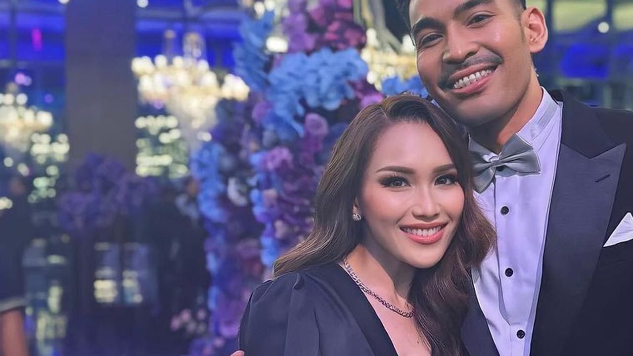 Potret Ayu Ting Ting Hadiri Pernikahan Kevin Sanjaya, Foto Bareng Robby Purba Curi Perhatian