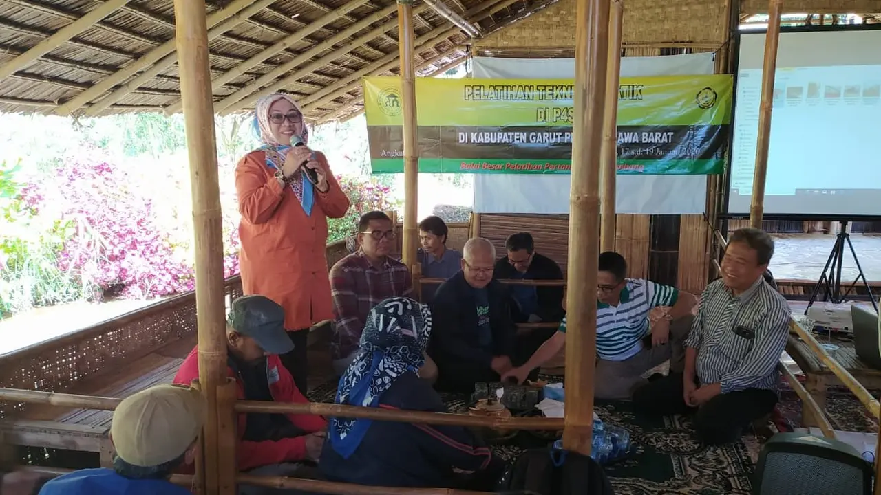 Sekretaris Badan Penyuluhan dan Pengembangan SDM Pertanian Kementerian Pertanian, Siti Munifah, tengah memberikan materi kepada peserta pelatihan di perkebunan Eptilu, Garut, Jawa Barat, Sabtu (18/1/2020).