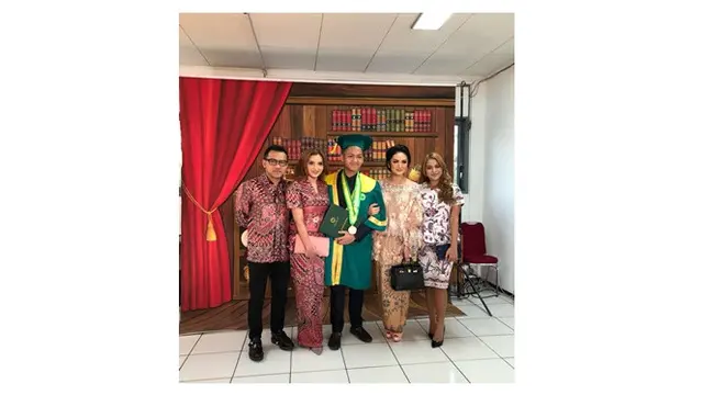 Akur dan Kompak, Ini Momen Kebersamaan 6 Seleb dengan Mantan Suaminya