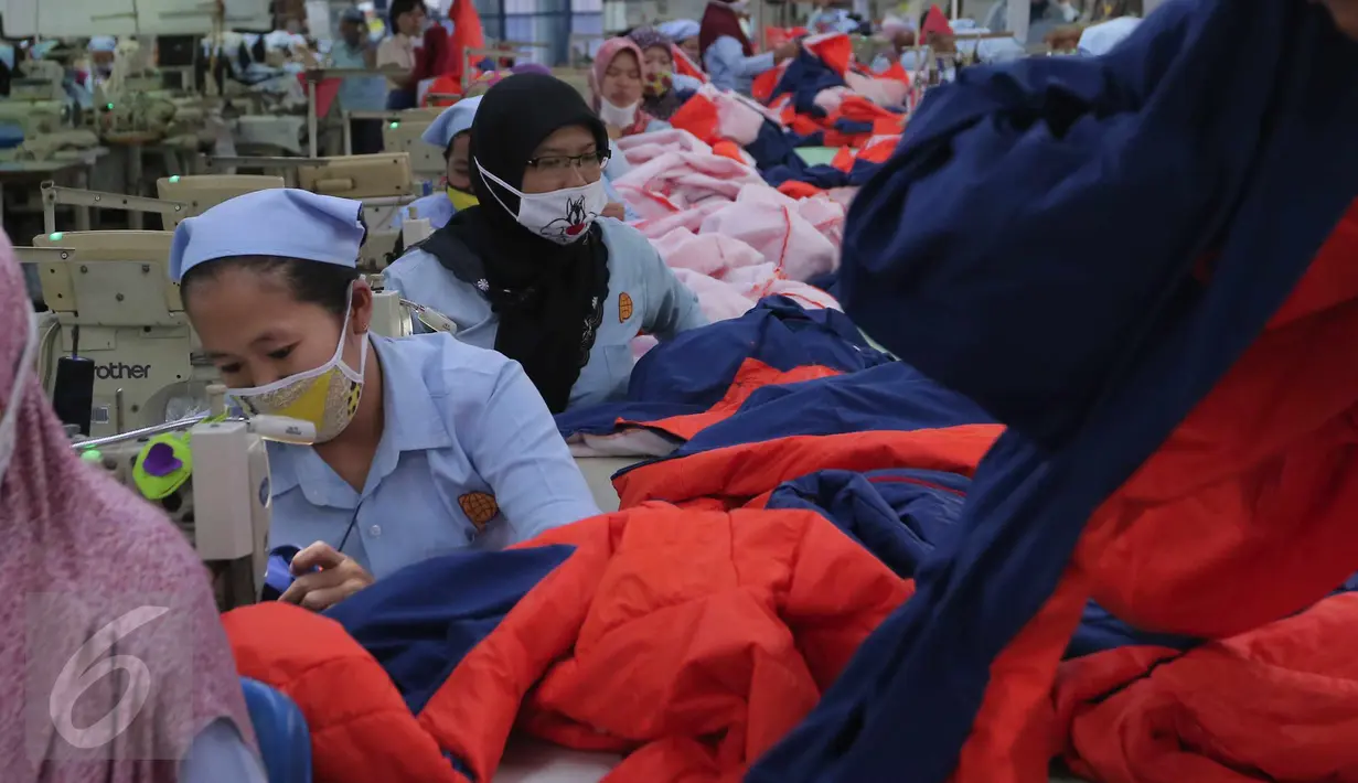 Pekerja garmen sedang menyelesaikan pekerjaannya,Tangerang, Banten, Selasa (13/10/2015). Industri tekstil di dalam negeri terus menggeliat. Hal ini ditandai aliran investasi yang mencapai Rp 4 triliun (Liputan6.com/Angga Yuniar)
