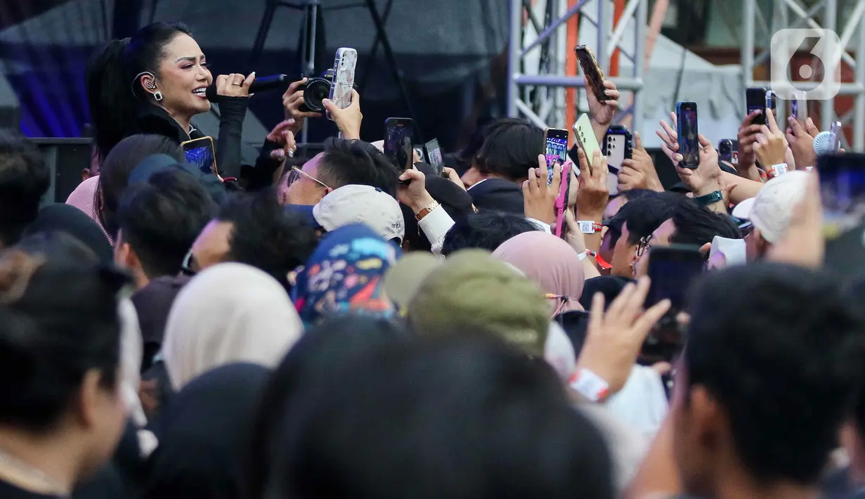 Krisdayanti ikut bergembira saat menghibur penonton Soundsfest 2024. (Liputan6.com/Herman Zakharia)