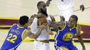 Pemain Cleveland Cavaliers, LeBron James, berusaha melewati pemain Golden State Warriors, Matt Barnes dan Andre Iguodala pada Gim 3 Final NBA 2017, Rabu (7/6/2017). Warriors menang 118-113. (AP/Tony Dejak)