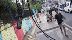 Pejalan kaki melintasi trotoar yang terhalang instalasi kabel di Jalan Kyai Maja, Jakarta, Rabu (10/4). Selain menganggu kenyamanan pejalan kaki, kondisi instalasi kabel yang semrawut tersebut juga berbahaya apabila mengandung aliran listrik. (Liputan6.com/Immanuel Antonius)